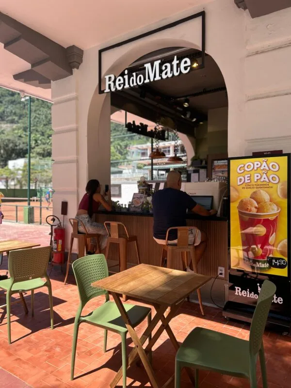 Rei do Mate, que vende mais pão de queijo e açaí, cresce em áreas fora do tradicional 2 | Brazil Economy Uma das lojas recém-inauguradas fica no clube Fluminense, do Rio de Janeiro