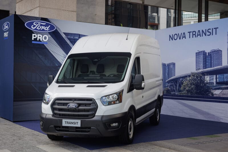 A linha 2026 da Transit chega ao mercado com 22 versões, incluindo modelos chassi, furgão, minibus e elétrico