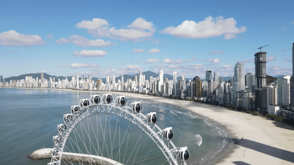 Os imóveis em Balneário Camboriú, no litoral catarinense, seguem como um dos investimentos mais rentáveis do Brasil