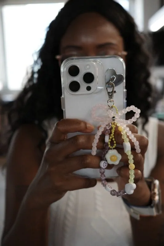 Gumi: a grife que une Brasil e Japão em acessórios ricos em cor e significado 2 | Brazil Economy Carro-chefe da Gumi, os straps são acessórios versáteis que servem para deixar seu celular mais estiloso e prático