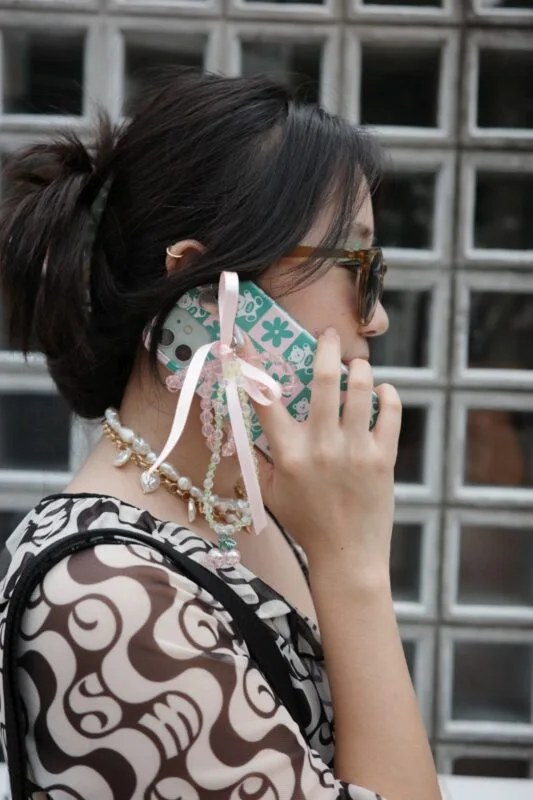Gumi: a grife que une Brasil e Japão em acessórios ricos em cor e significado 3 | Brazil Economy A ideia de criar a empresa nasceu em uma troca de miçangas no show da Taylor Swift