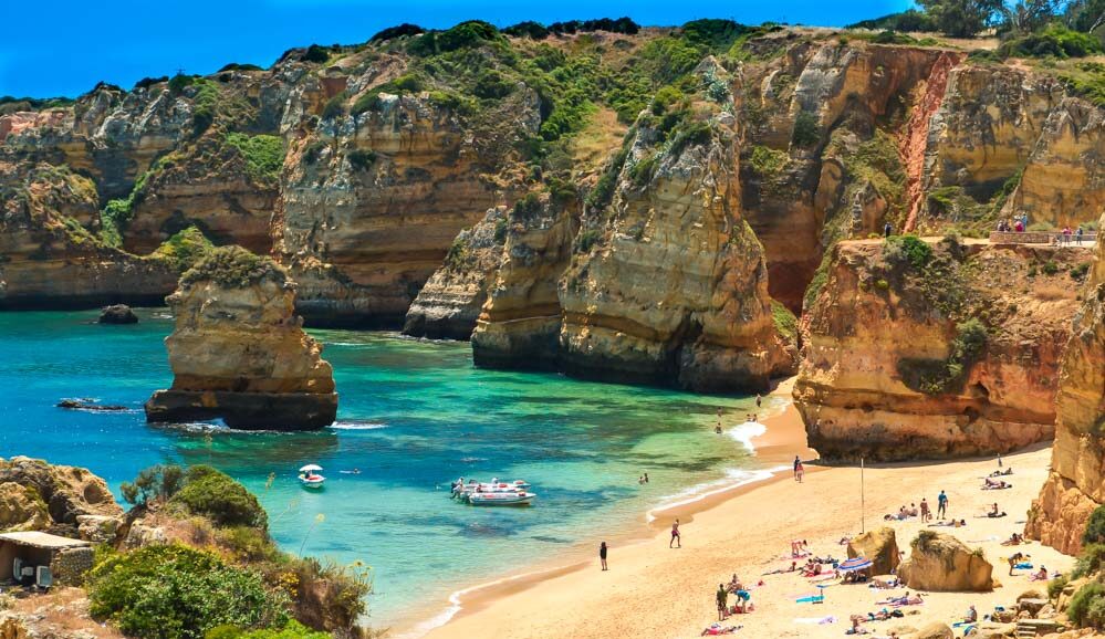 Luxo e rentabilidade: os caminhos para investir em imóveis no exterior 3 | Brazil Economy Algarve Lagos Praias O que Fazer 10 e1740791009370 | Brazil Economy