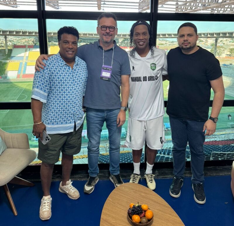 Google dos jogadores: Ronaldinho Gaúcho lança Manual do Bruxo para encontrar talentos 2 | Brazil Economy Roberto Assis, CEO do Assis Moreira Group e responsável pela gestão da carreira de Ronaldinho Gaúcho; Fabiano Veronezi, CEO da Fama Licensing e mentor do Manual do Bruxo; Ronaldinho Gaúcho e Sérgio Estevam Júnior, presidente executivo da Growth Venture, empresa responsável pelo projeto