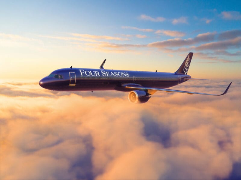 O Four Seasons Private Jet possui 48 assentos artesanais em couro italiano, amplo espaço pessoal, um lounge e bar
