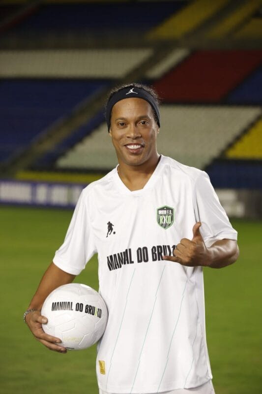 Ronaldinho Gaúcho faz arte com a bola nos pes dentro de campo, e negócios fora dele
