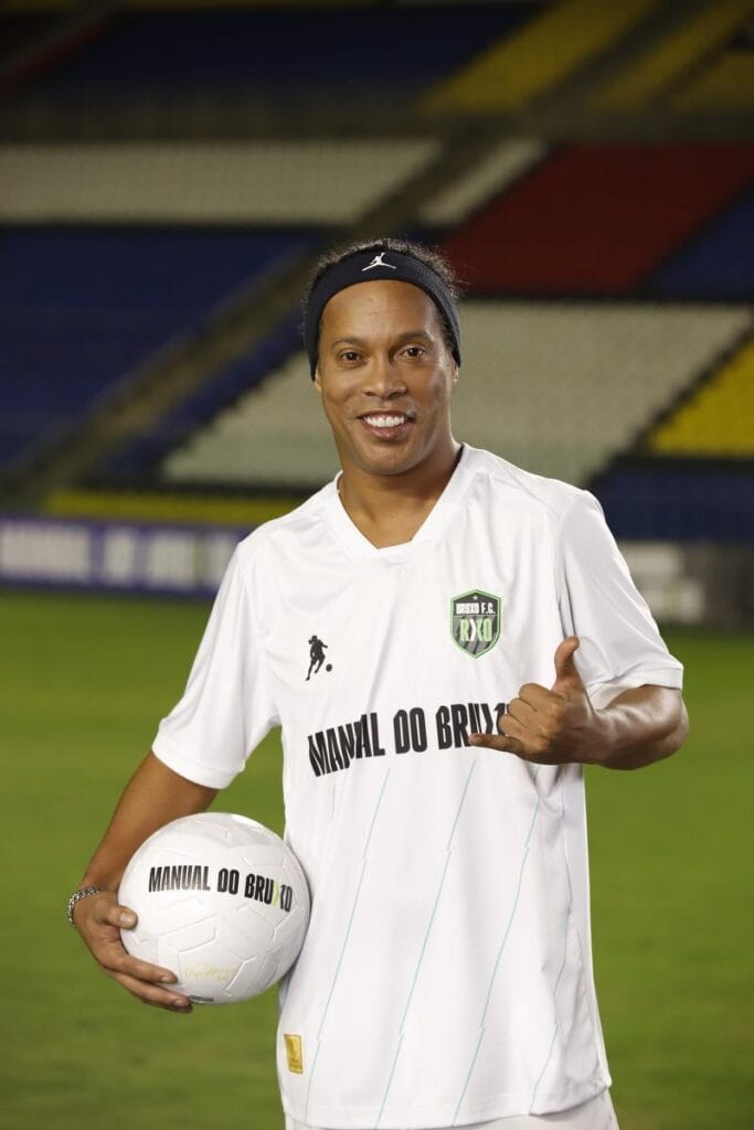 Google dos jogadores: Ronaldinho Gaúcho lança Manual do Bruxo para encontrar talentos 1 | Brazil Economy Ronaldinho Gaúcho faz arte com a bola nos pes dentro de campo, e negócios fora dele