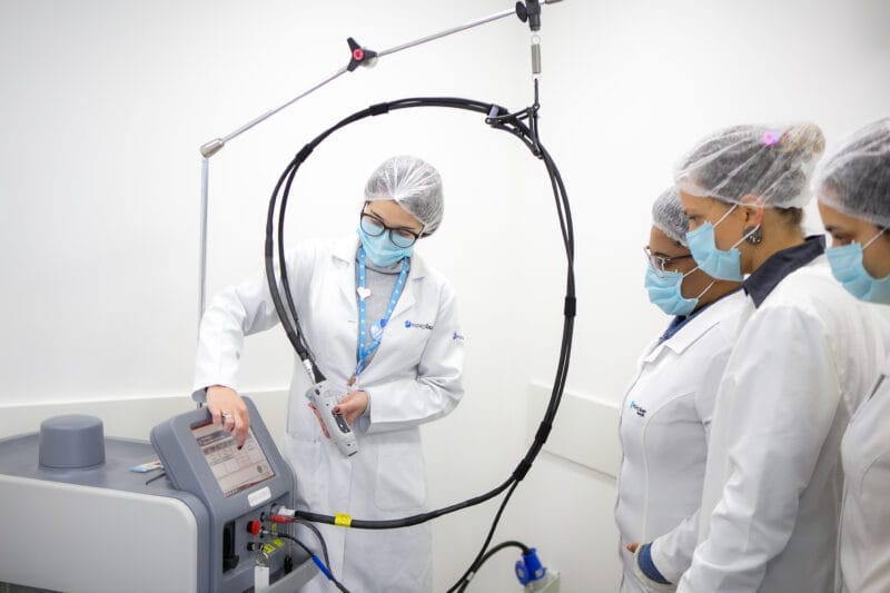 Franquias demais, pelos de menos: o segredo da Espaçolaser para ser a maior do mundo 3 | Brazil Economy Para qualificar sua mão de obra, a empresa criou a Universidade do Laser, centro de formação da marca com mais de 100 horas de treinamento