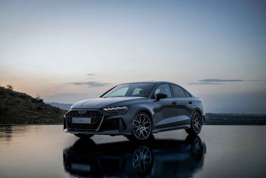 O Audi RS 3 tem motor 2.5 litros TFSI turbo de cinco cilindros, que entrega 400 cavalos de potência