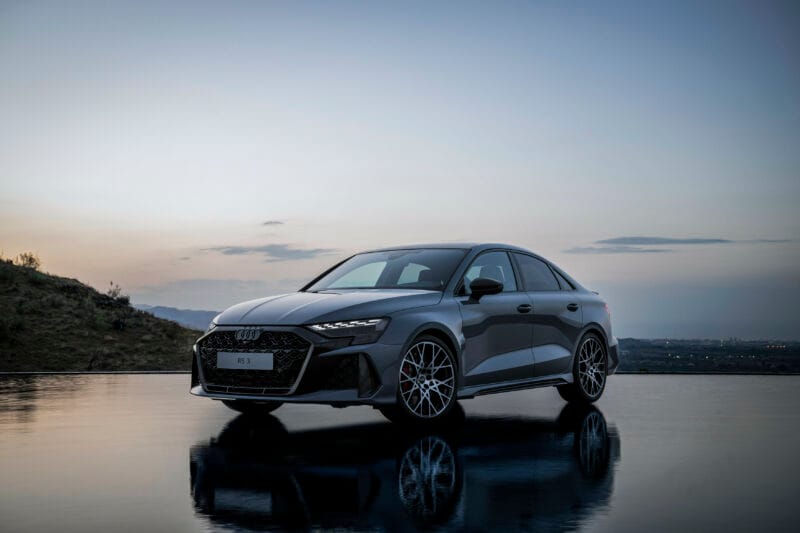 O Audi RS 3 tem motor 2.5 litros TFSI turbo de cinco cilindros, que entrega 400 cavalos de potência