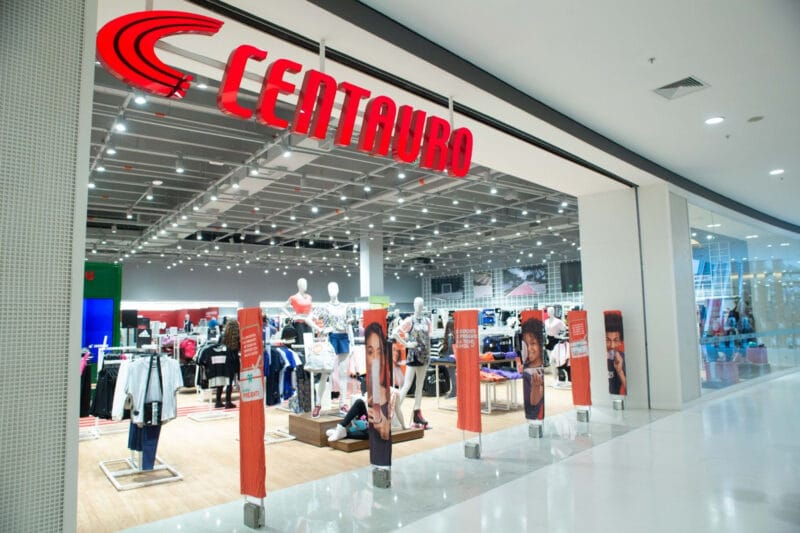 A Centauro teve seu melhor ano da história, alcançando um faturamento recorde de R$ 4,5 bilhões, um crescimento de 4,4%