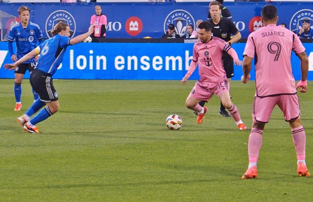 Confut: evento B2B movimenta o bilionário mundo do futebol nos EUA 1 | Brazil Economy Enquanto craques como Messi (foto acima) e Vini Jr. vão desfilar talento em campo, a Confut atuará para gerar negócios B2B