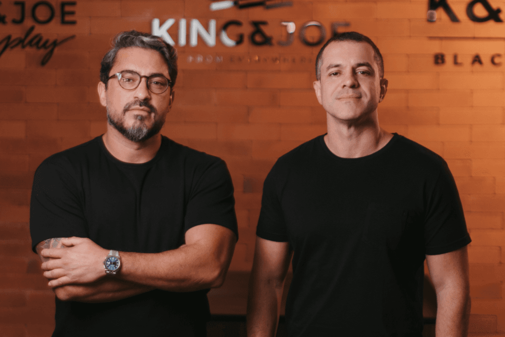 Grife King&Joe cria grupo AKR Brands para triplicar de tamanho em cinco anos 1 | Brazil Economy O CEO Allan Soares (à esq.) e o COO Rafael Miranda, sócios da empresa, comandam o plano de expansão