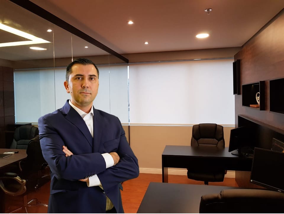 O economista afirma que o Brasil precisa ter muito cuidado porque é uma economia extremamente fechada