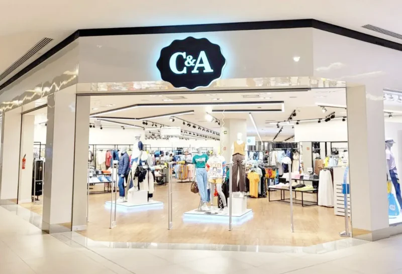A C&A terminou o ano passado com um lucro líquido de R$ 452,5 milhões, revertendo o prejuízo de R$ 6,8 milhões