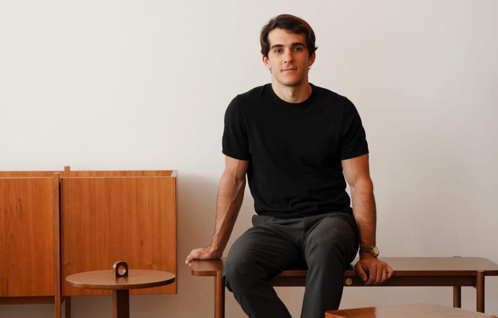 Móveis que contam histórias: a criação autoral de Felipe Zorzeto chega a Milão 1 | Brazil Economy Felipe Zorzeto vende suas peças pra todo Brasil e já começa a comercializar para o exterior