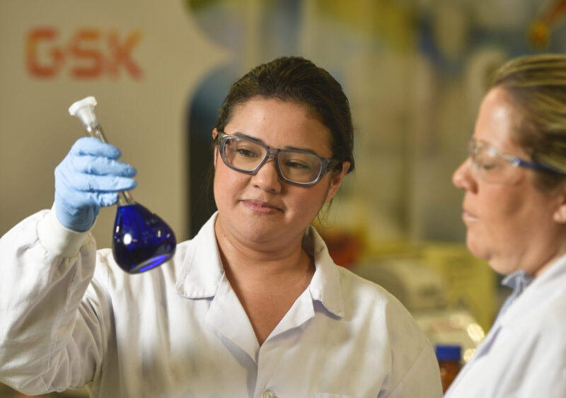 Em 2023, a GSK inaugurou no Brasil dois novos laboratórios de Controle de Qualidade Químico e Microbiológico