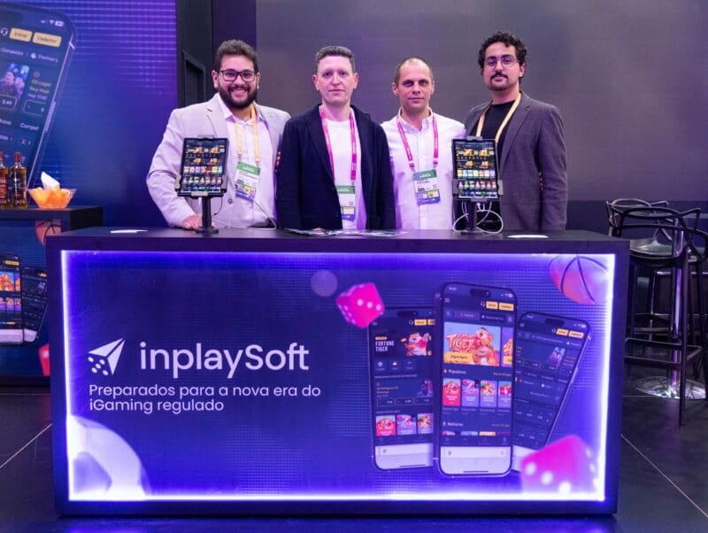 Gustavo Salvador (head de Desenvolvimento de Negócios), Alex Rose (CEO), Valentyn Kyrylenko (CRO) e Matheus Lopes (account manager)