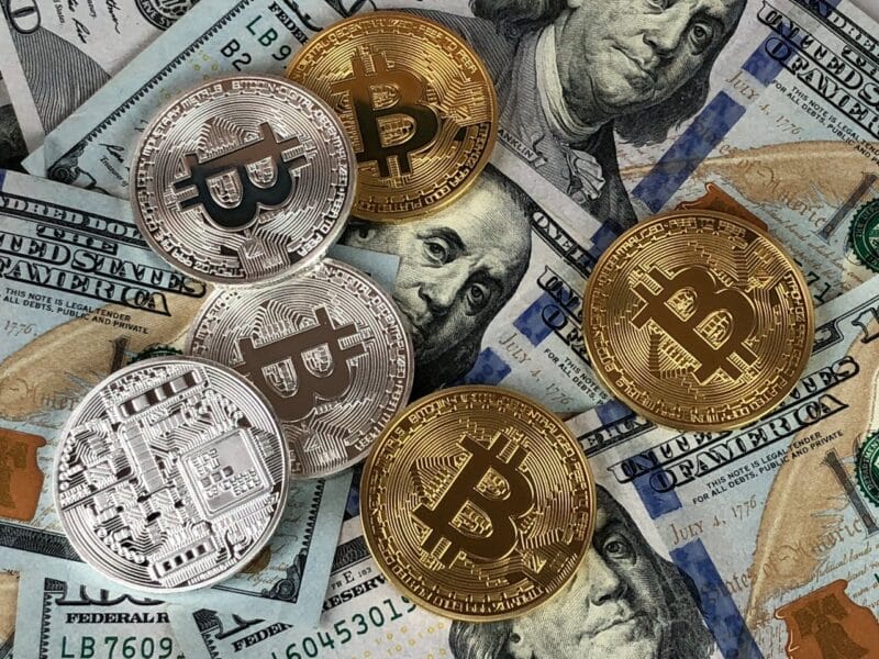 Mais de 100 companhias listadas na bolsa americana já mantêm bitcoins em caixa