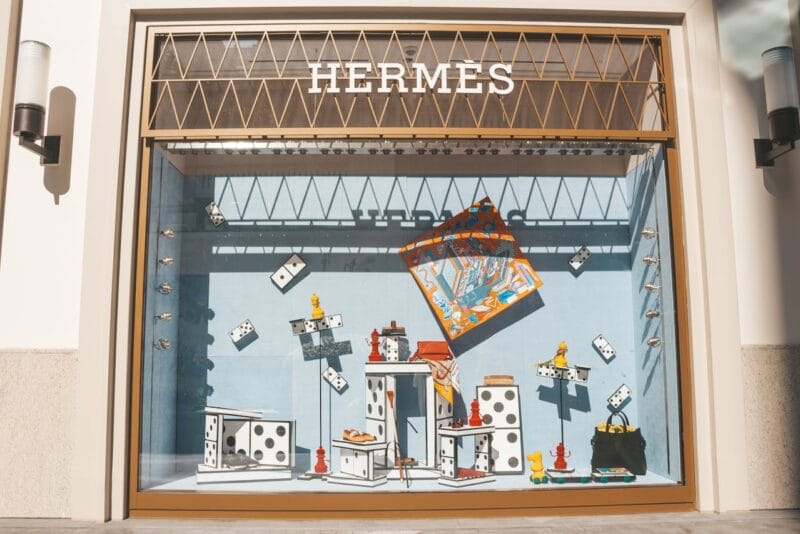 Uma bolsa Hermès Birkin pode custar R$ 500 mil nas lojas da marca e R$ 145 mil nas revendas de luxo