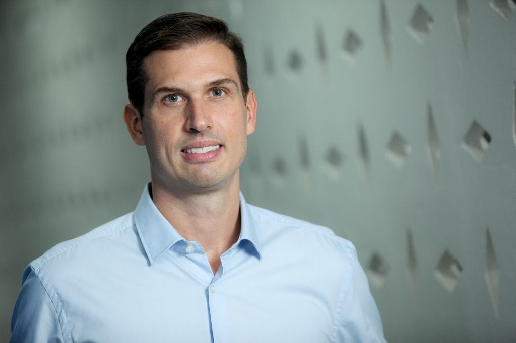 Farmácia nos mercados e nova fábrica: assim Cremer encara Pampers e Band-aid 1 | Brazil Economy Diretor-geral da Cremer, Renan Hervelha: "Promovemos uma quebra de paradigma da categoria"