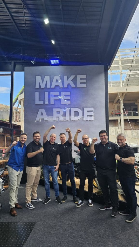 Ituran anuncia parceria com BMW Motorrad e fortalece atuação no setor de duas rodas 1 | Brazil Economy Executivos da Ituran e da BMW Motorroad celebram anúncio da parceria durante o Festival Interlagos 2 Rodas