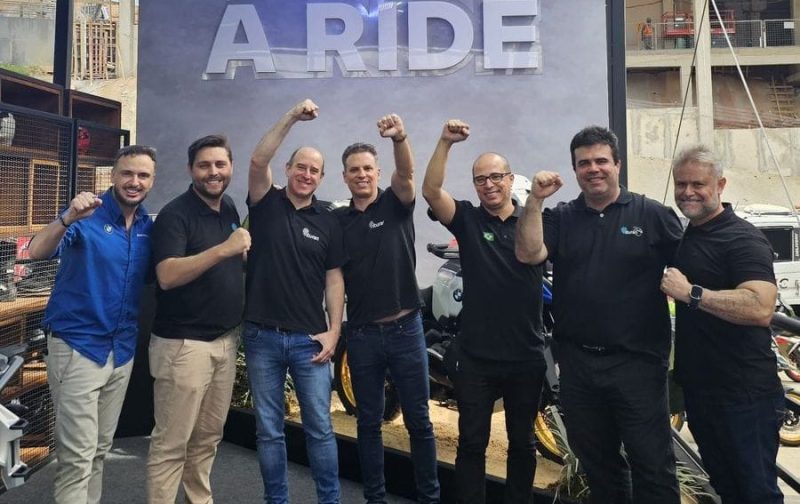 Executivos da Ituran e da BMW Motorroad celebram anúncio da parceria durante o Festival Interlagos 2 Rodas