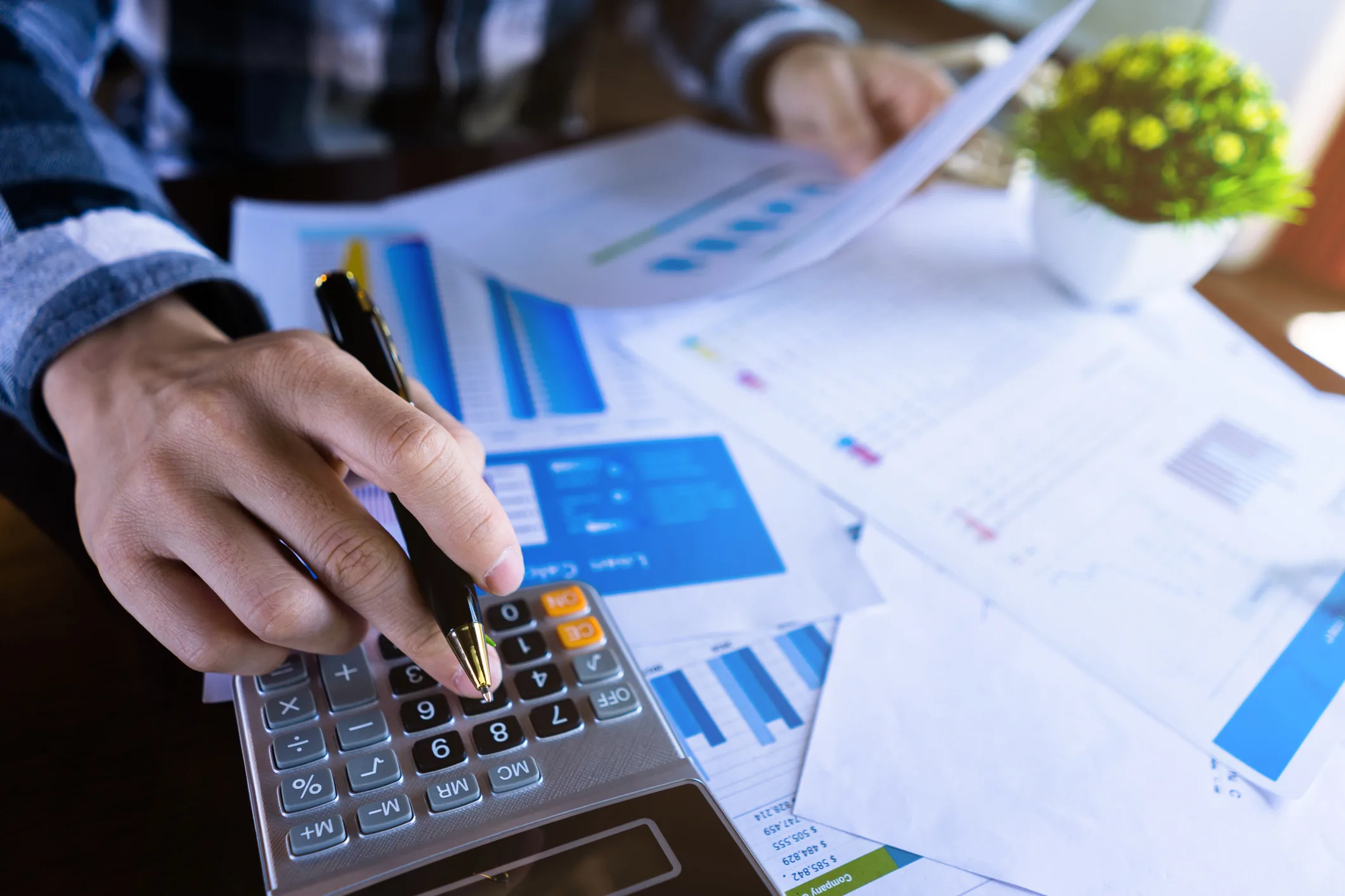O IOF incide sobre praticamente toda operação financeira e representa, na prática, um custo adicional ao crédito