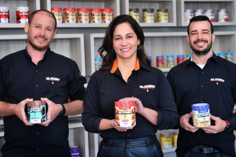 Grupo Supley supera primeiro bilhão em vendas e diversifica para avançar no varejo 2 | Brazil Economy Philipe Moretto, Mariane Morelli e Alberto José Moretto fundaram o Grupo Supley há 20 anos