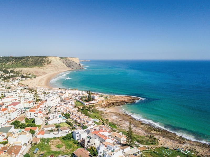 Martinhal lança projetos de alto padrão no Algarve e Sintra com foco no brasileiro 3 | Brazil Economy Na charmosa vila costeira da Praia da Luz, o empreendimento residencial terá 40 apartamentos espaçosos de dois quartos, varandas generosas e vista panorâmica para o oceano