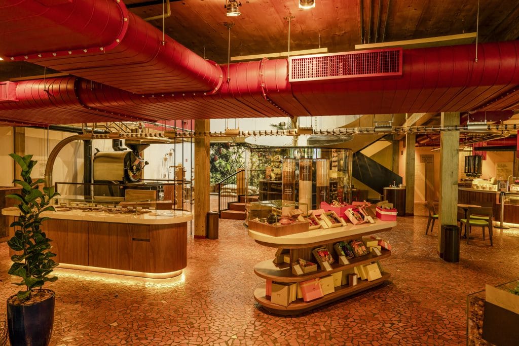 Hub da Dengo na Faria Lima, em São Paulo: loja de chocolates e restaurante