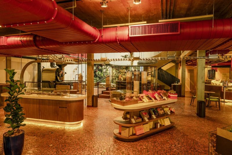 Hub da Dengo na Faria Lima, em São Paulo: loja de chocolates e restaurante