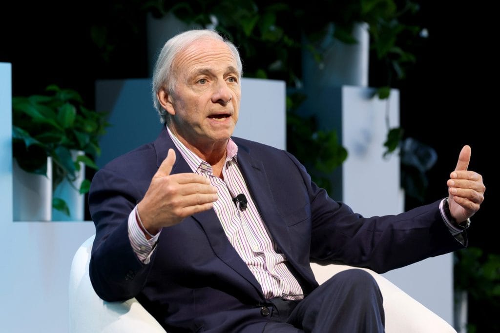 Dalio diz que os EUA estão próximos de um ponto em que será necessário emitir novas dívidas apenas para pagar os juros