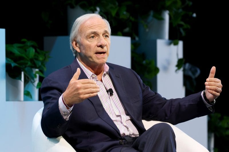 Dalio diz que os EUA estão próximos de um ponto em que será necessário emitir novas dívidas apenas para pagar os juros