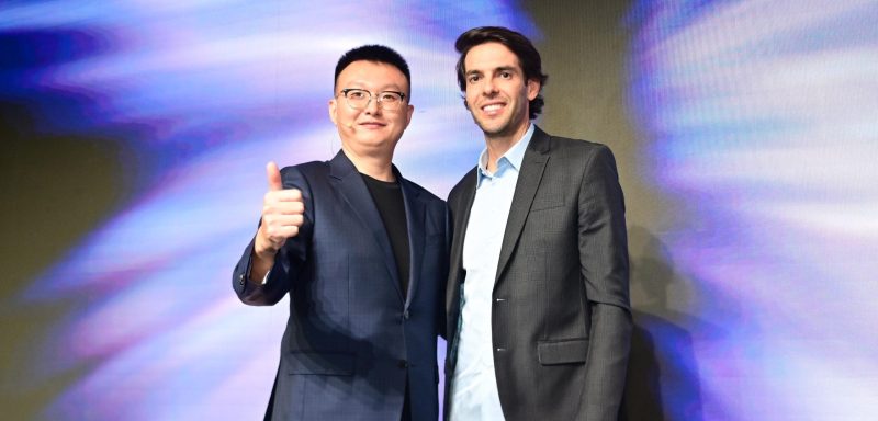 CEO da OPPO Brasil e América Latina, Ethan Xue, com o ex-jogador Kaka, embaixador global da OPPO