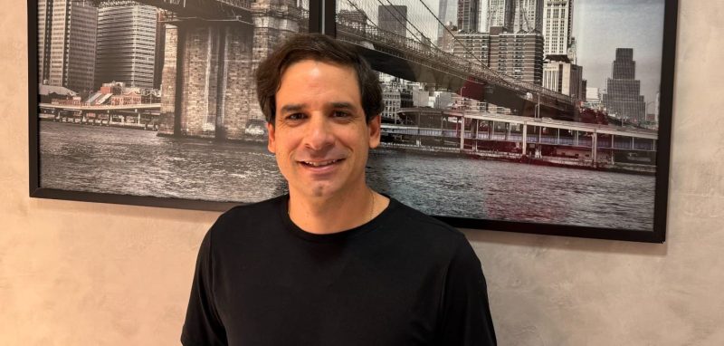 Lucas Fernandes diz que o Brasil vive um paradoxo cruel e didático, no qual os avanços não se traduzem em bem-estar