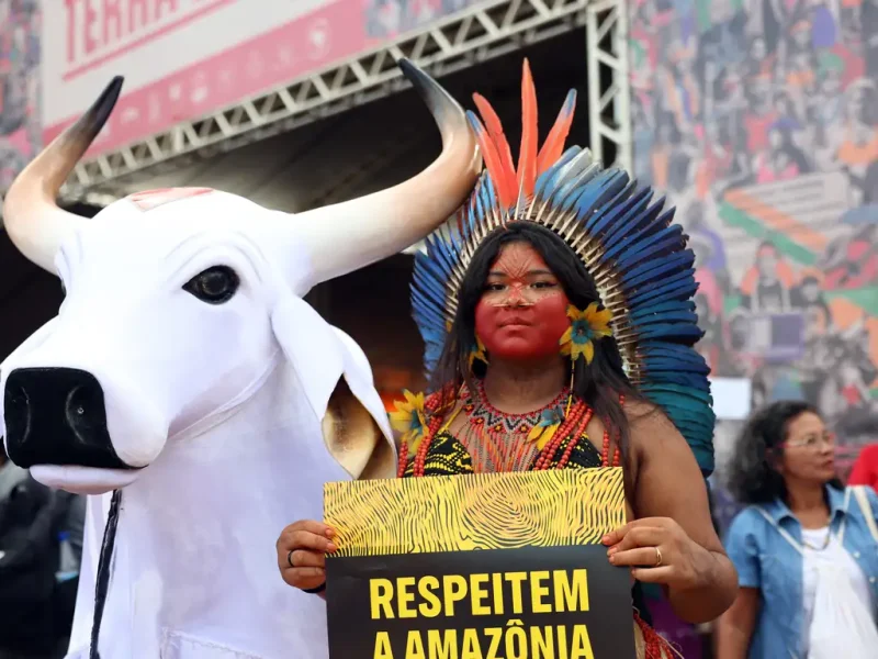 Indígenas durante lançamento de instâncias representativas dos povos indígenas no processo para a COP30