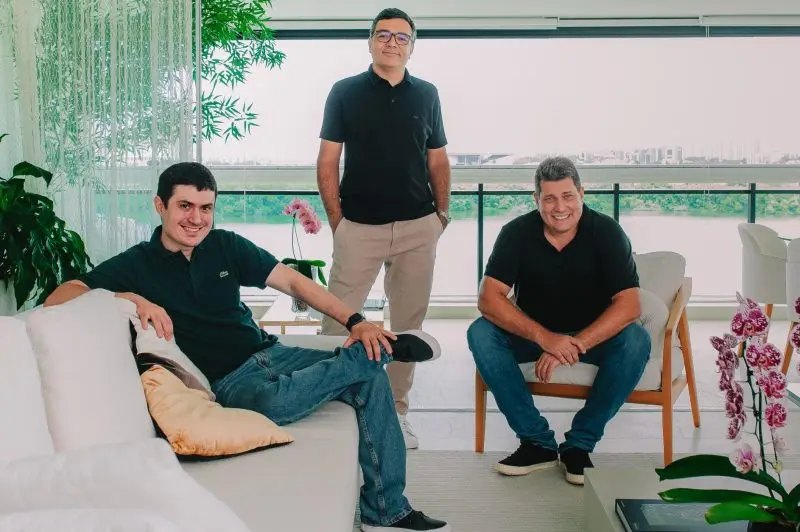 Da esq. p/ dir.: Victor Campos, cofundador e CTO, Izaías Miguel (co-CEO) e Carlos Vetter (cofundador e co-CEO)