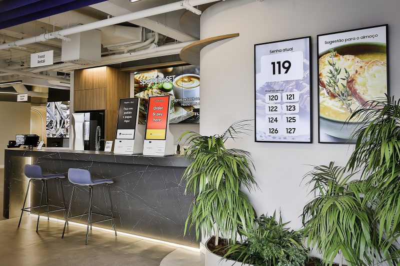 Espaço com soluções para varejo e restaurantes no Samsung Business Experience Studio