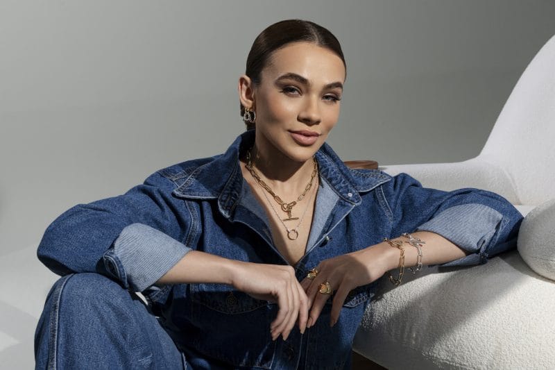 Brincos, pulseiras e colares são banhados a ouro 18K com até 10 milésimos e acabamento em verniz de nanotecnologia