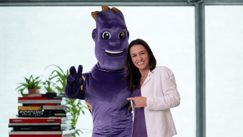 Boon investe em tecnologia e prevenção para enfrentar custos da saúde e cresce 40% 1 | Brazil Economy Mariana Marques criou um avatar roxo de 1,90 metro, usado em ações presenciais para gerar empatia e ludicidade