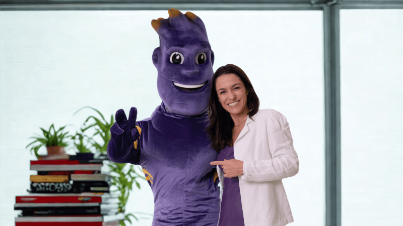 Mariana Marques criou um avatar roxo de 1,90 metro, usado em ações presenciais para gerar empatia e ludicidade