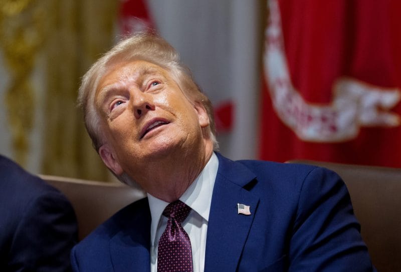 O aparente descompasso entre as tarifas elevadas de Trump e a inflação baixa tem surpreendido investidores e analistas