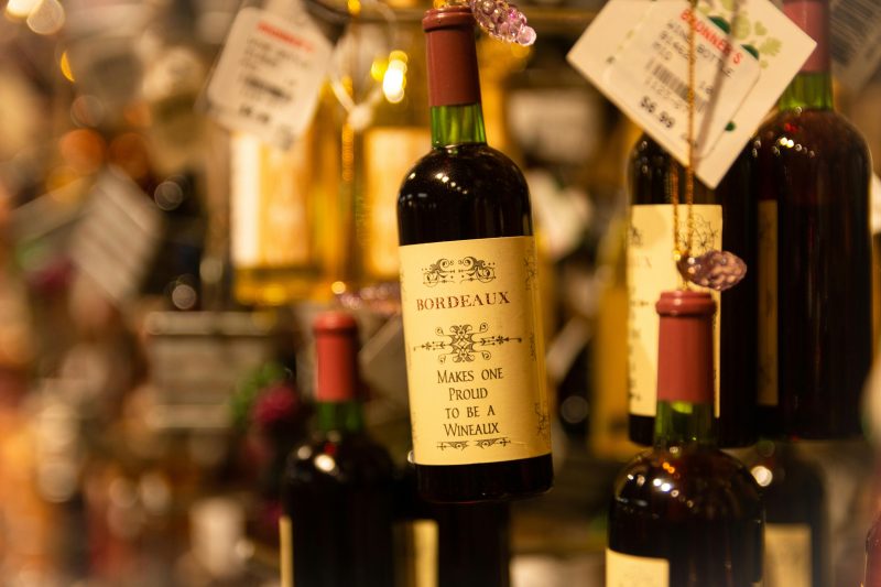 Enquanto Bordeaux tenta reinventar sua imagem, o Brasil vive uma ascensão consistente no segmento de vinhos raros