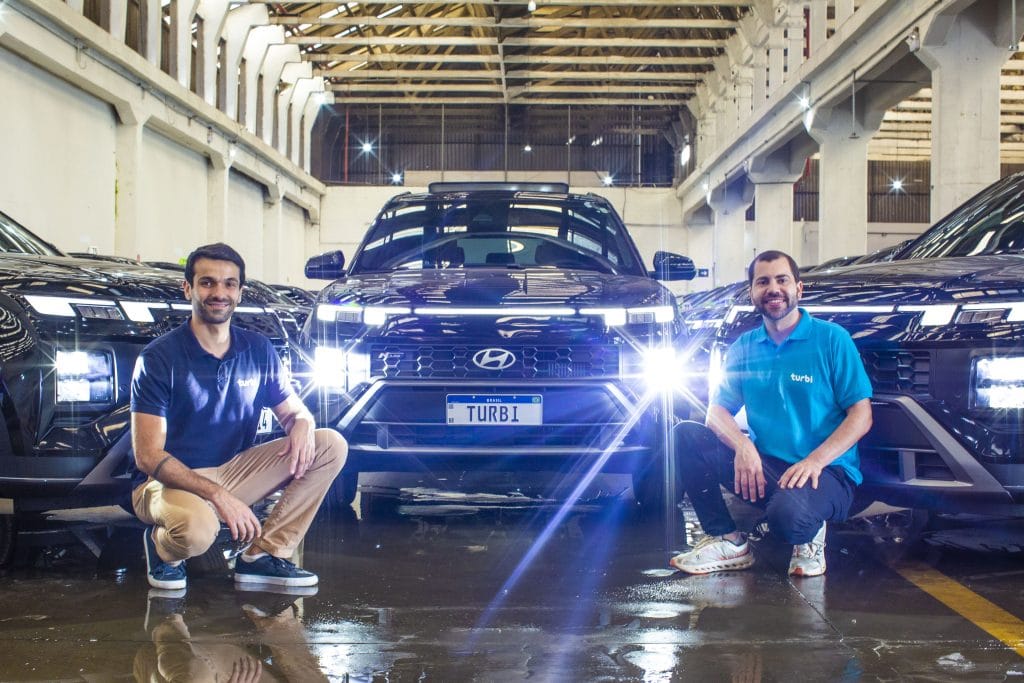 Turbi, a caminho do primeiro bilhão, aposta em tecnologia para reinventar o rent-a-car 1 | Brazil Economy O diretor Eduardo Portelada (à esq.) e o CEO Daniel Prado afirmam que a Turbi cresce por ser uma empresa de tecnologia