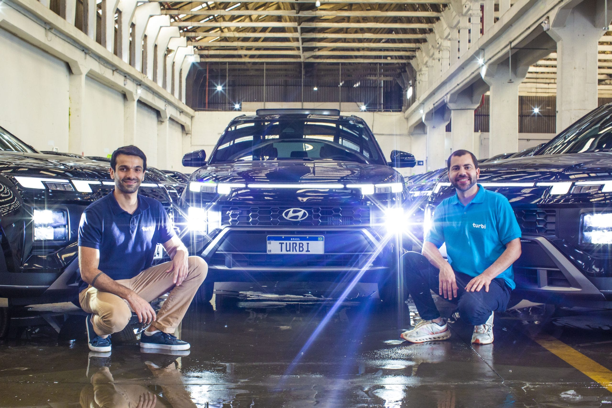 Turbi, a caminho do primeiro bilhão, aposta em tecnologia para reinventar o rent-a-car 3 | Brazil Economy O diretor Eduardo Portelada (à esq.) e o CEO Daniel Prado afirmam que a Turbi cresce por ser uma empresa de tecnologia