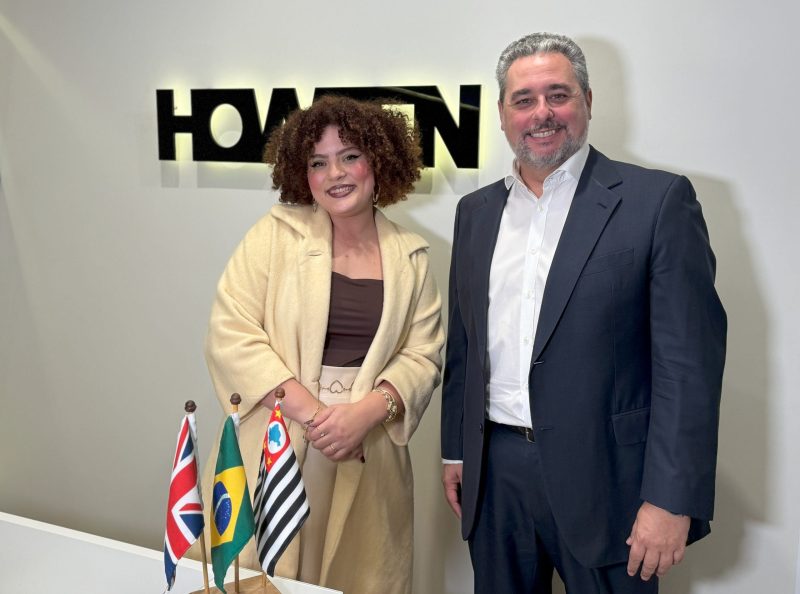 Propósito e cuidado com as pessoas: os ensinamentos dos CEOs para estudantes 4 | Brazil Economy Andoni Hernández, CEO da Howden Brasil, com a estudante Giovanna: liderar é ajudar no desenvolvimento do potencial de cada colaborador