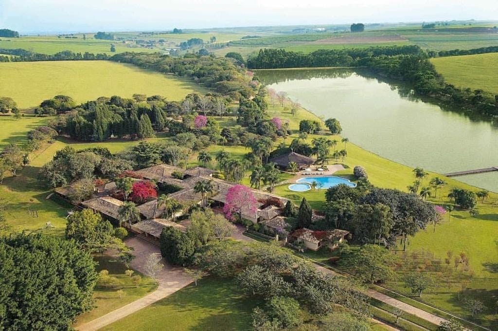 A infraestrutura rivaliza com resorts internacionais. A sede foi adaptada para abrigar um hotel boutique com 17 suítes