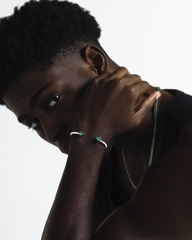Na onda da alta joalheria masculina, Bormam quer provar que joia é coisa de homem 2 | Brazil Economy Modelo veste pulseira e colar Hipnotic, feito com esmeraldas