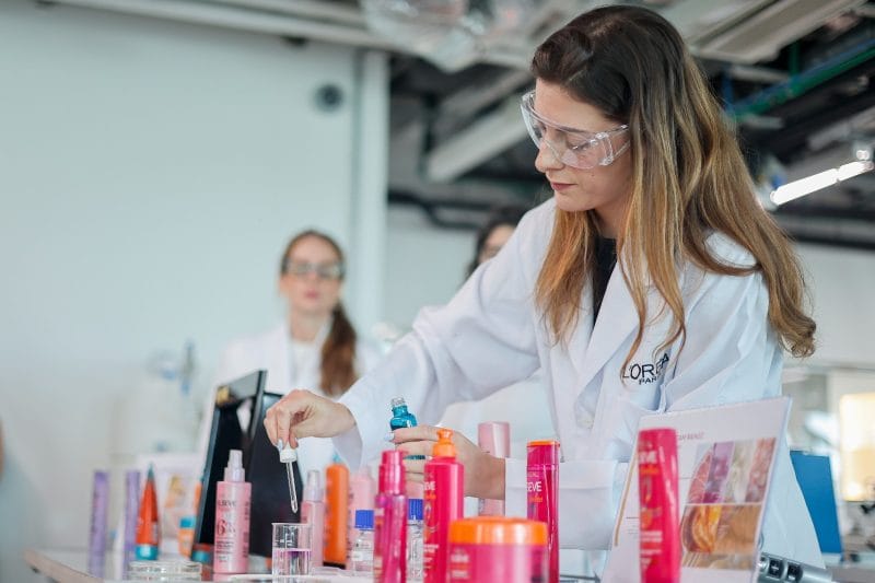 L’Oréal Paris reforça o Brasil como hub global e aposta em proteção solar 2 | Brazil Economy Centro de pesquisas no Rio de janeiro desenvolve fórmulas para todas as regiões do grupo no mundo