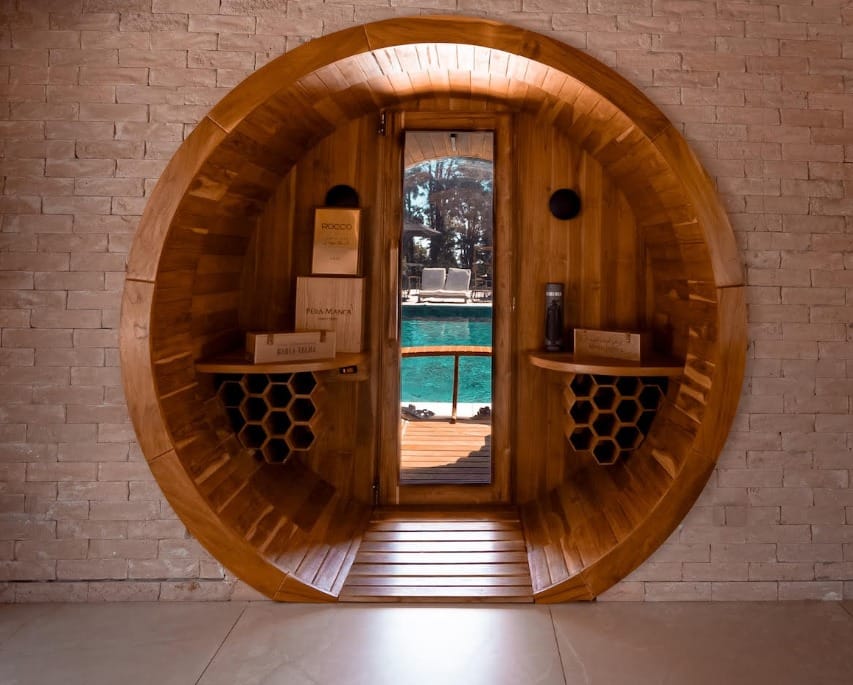 Detalhe da adega com vista para a piscina: hotel integra o Roteiro do Vinho